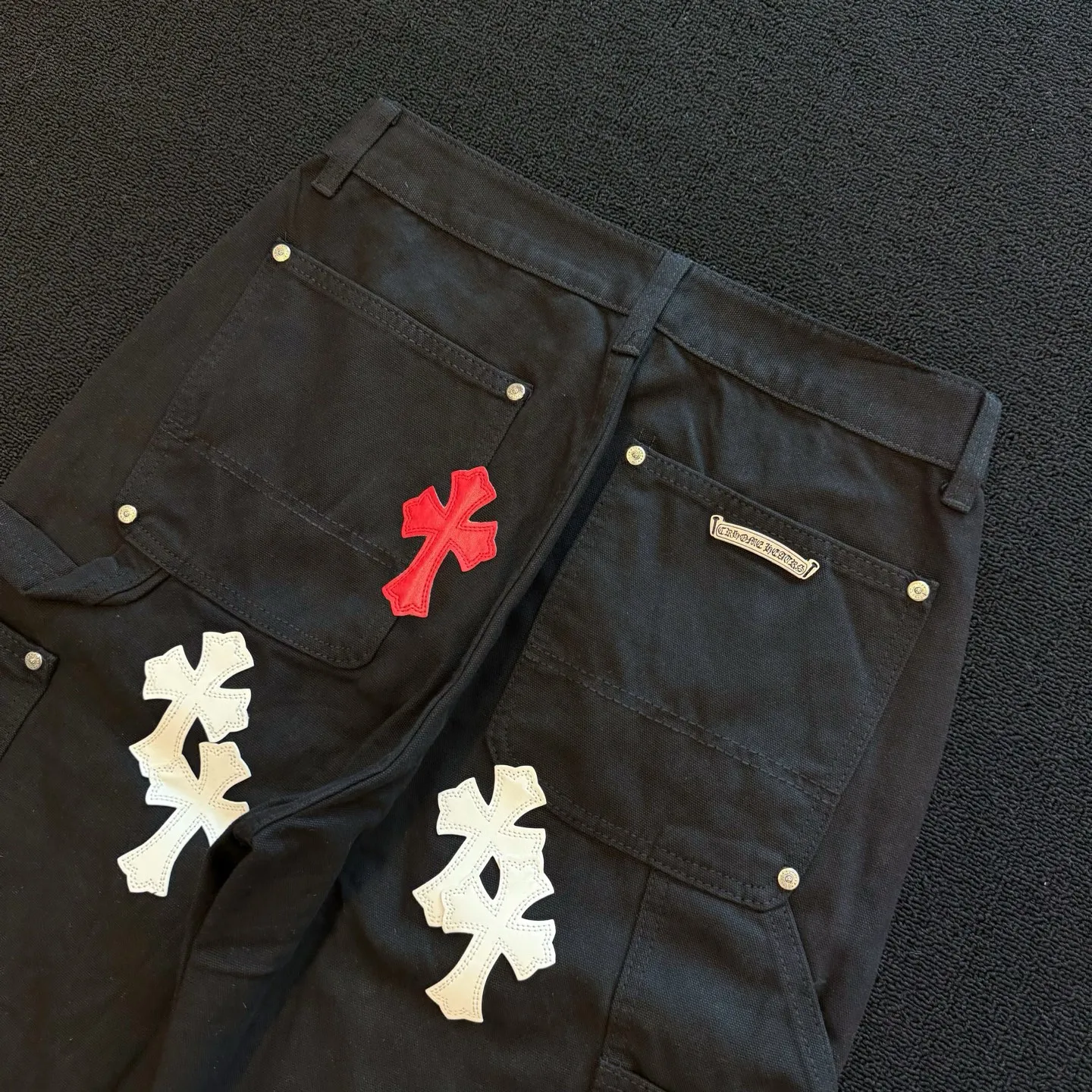 P280 Style number: D359 So cool from Chromehearts Chromehearts Contrast color leather overalls Color #Black Size #S-Xxl (28 30 32 34 36) 28 Waist 74 Hips 102 Length 101 30 Waist 78 Hips 106 Length 102 32 Waist 82 Hips 110 Pants length 103 34 Waist 86 Hips 114 Pants length 104 36 Waist 90 Hips 118 Pants length 106